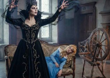 Die böse Fee aus „Dornröschen“ verflucht Dornröschen in den Schlaf mit einem Spinnrad