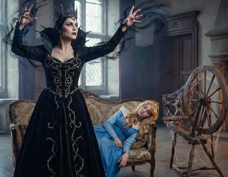 Die böse Fee aus „Dornröschen“ verflucht Dornröschen in den Schlaf mit einem Spinnrad